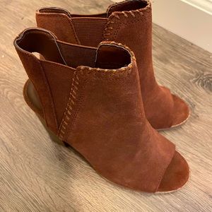 urbanoutfitters suede chealsa heel 7